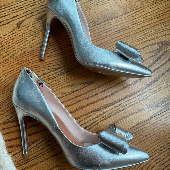 Ted Baker London Heels Silver Bow in size 38 - Picture 3 of 5
